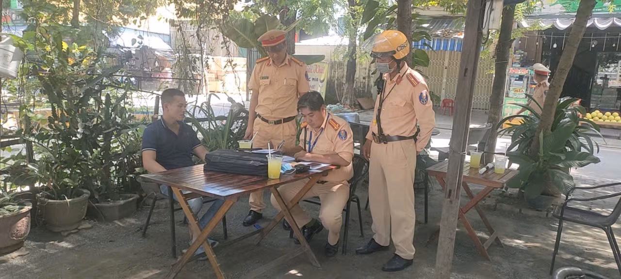 CSGT Đà Nẵng chặn bắt xe tải vận chuyển hàng lậu -0