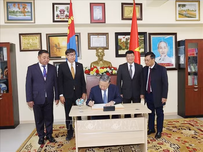 Tổng Bí thư, Chủ tịch nước Tô Lâm thăm Trường mang tên Chủ tịch Hồ Chí Minh tại Mông Cổ -0