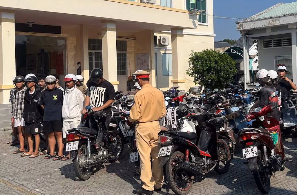 Xử lý hơn 30 trường hợp vi phạm vụ chạy xe dàn hàng ngang, ném bột vào mặt người đi đường -0