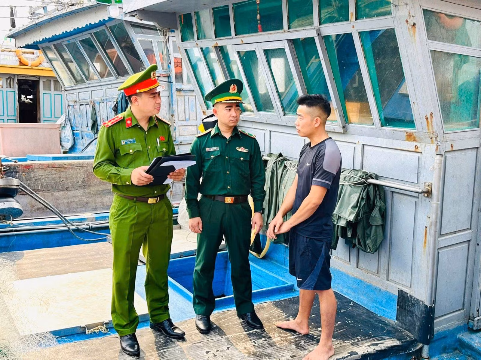 Thu hồi vũ khí góp phần “làm sạch” nguy cơ tiềm ẩn ngay từ cơ sở -0