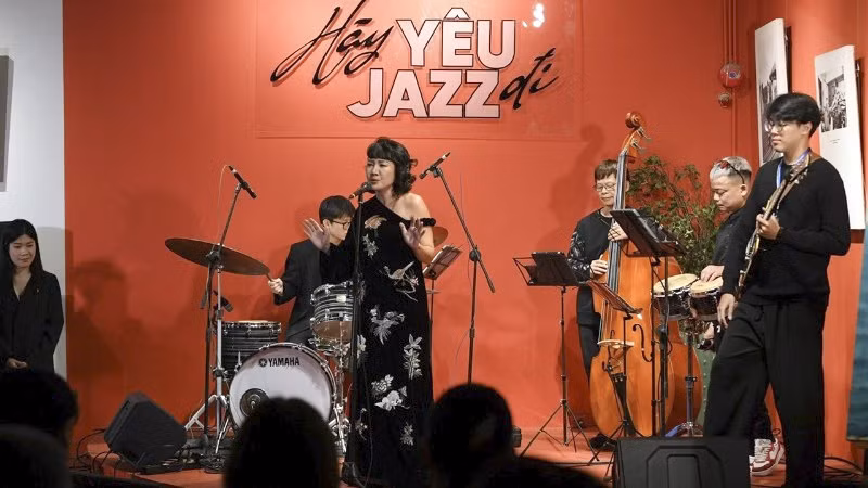 ngh- si qu-nh ph-m và ê-kíp th-c hi-n d- án “hãy yêu jazz di” dua di s-n âm nh-c tr-nh công son d-n v-i gi-i tr-.jpg -0