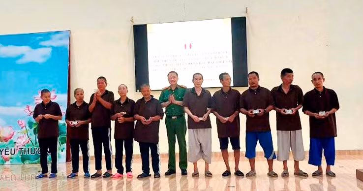 Công an TP Hồ Chí Minh: Mang niềm vui, trao 