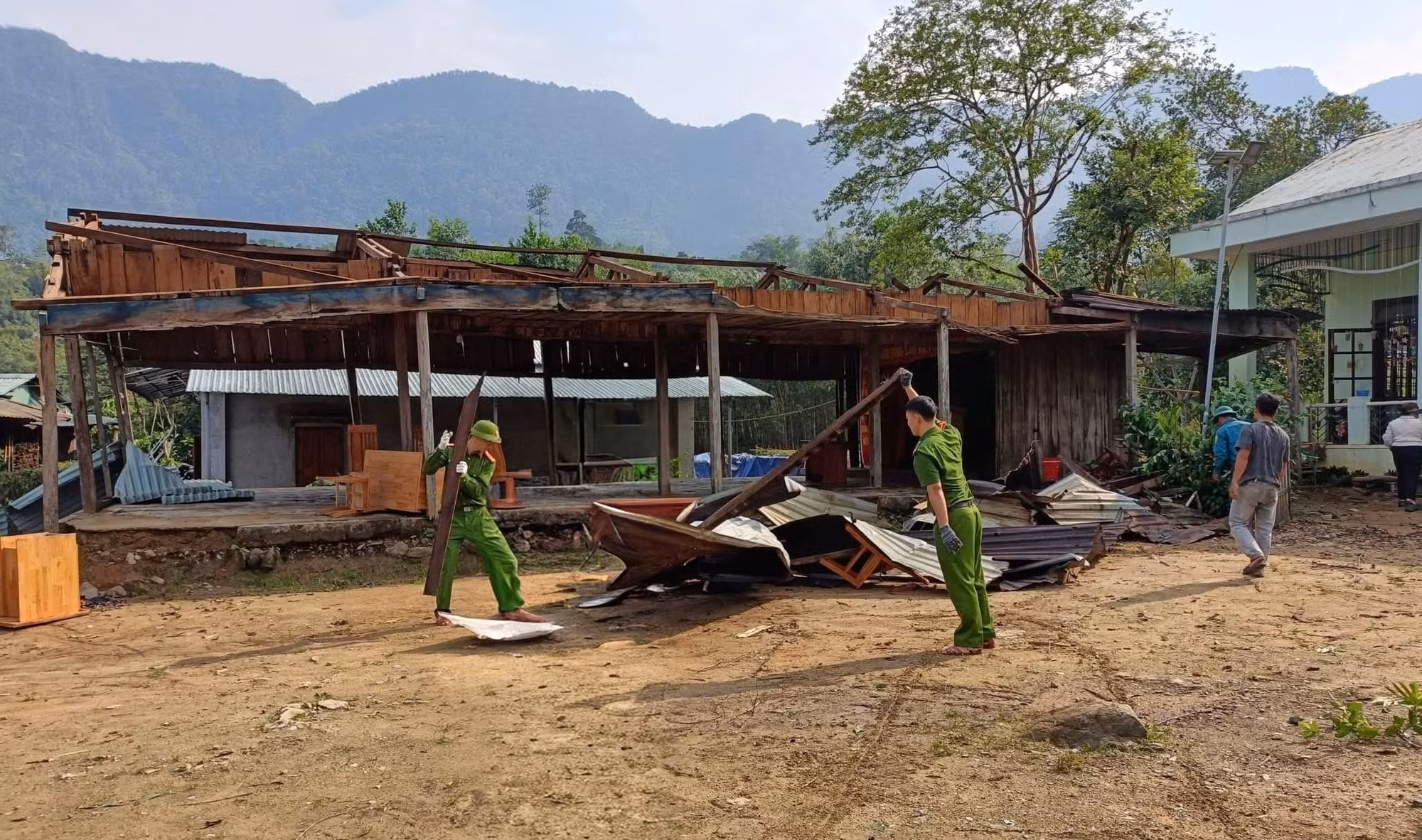 Mưa lớn kèm lốc xoáy gây tốc mái nhiều nhà dân ở vùng biên giới Đà Nẵng -0