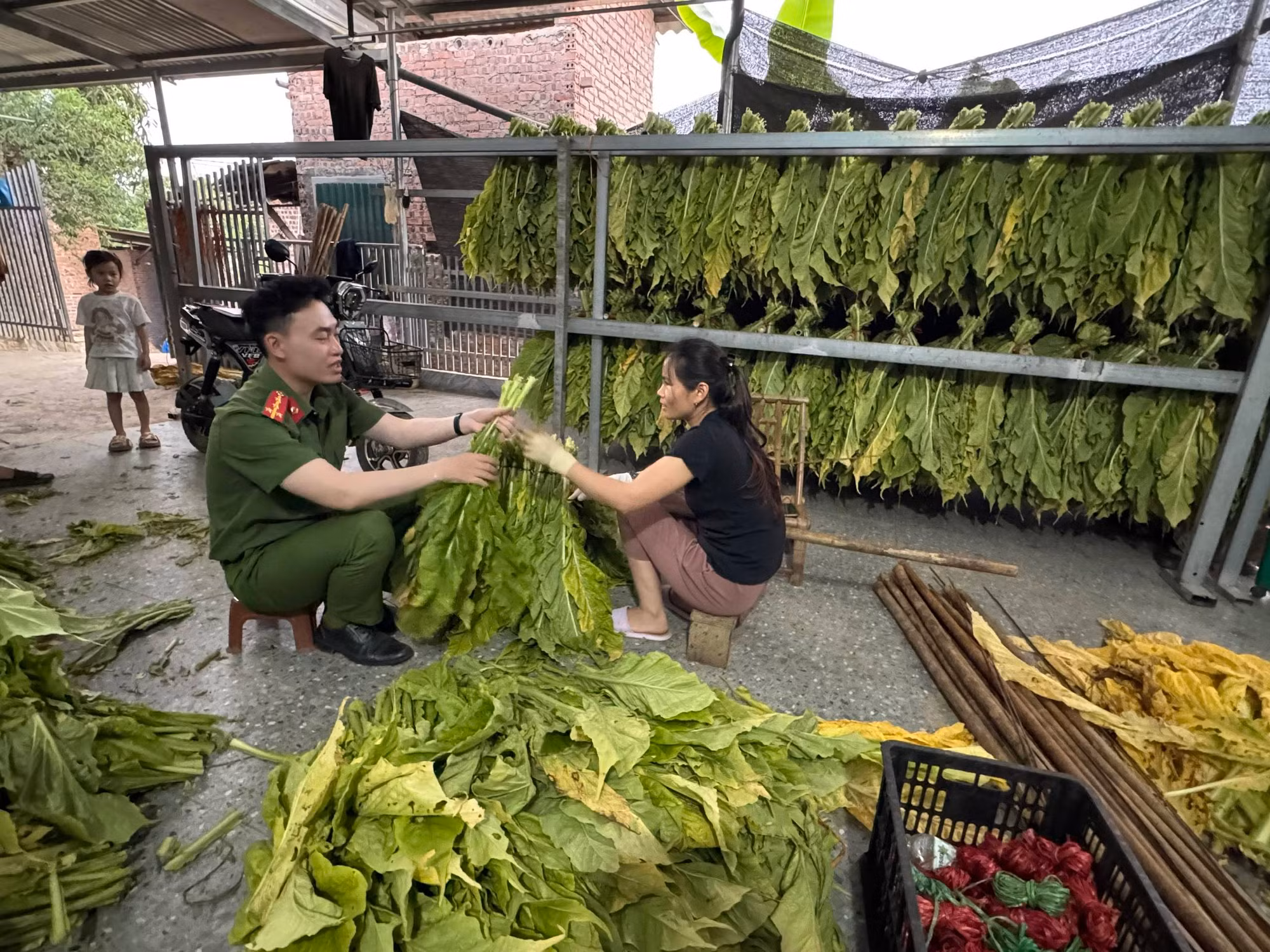 Gõ cửa từng nhà, đẩy lùi ma túy ở Nam Tuấn -0