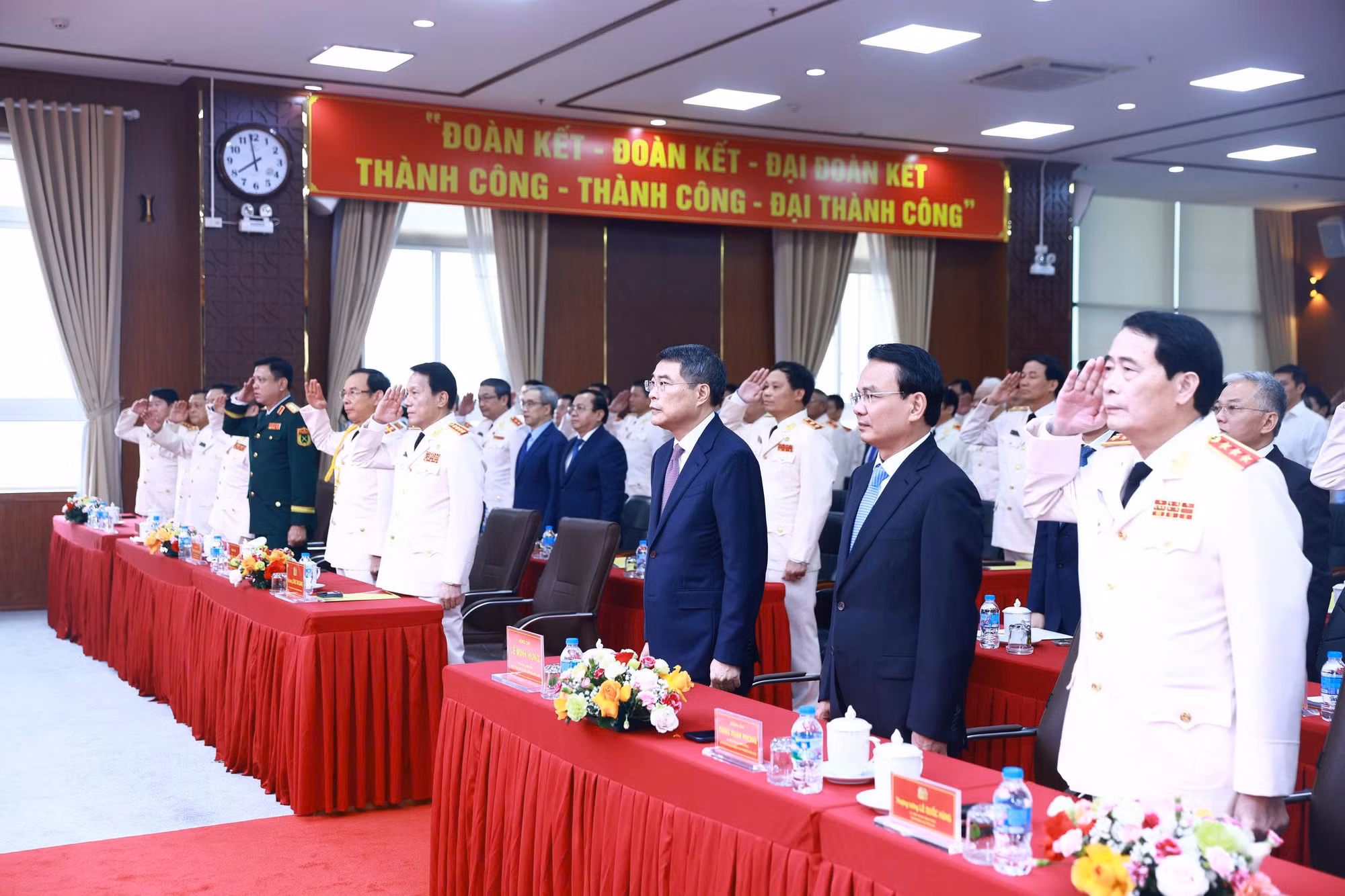 Thủ tướng Lê Minh Hưng dự Lễ kỷ niệm 80 năm Ngày truyền thống lực lượng Cảnh sát hình sự ảnh 8 Thủ tướng Lê Minh Hưng dự Lễ kỷ niệm 80 năm Ngày truyền thống lực lượng Cảnh sát hình sự -0