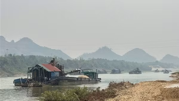 Bắt nhiều tàu "cát tặc" đang khai thác trên sông Lô