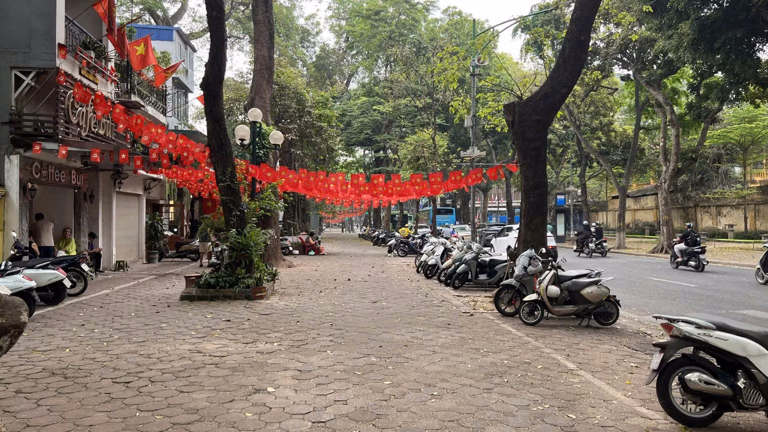 Hà Nội: Đường phố phong quang sạch đẹp sau khi siết chặt vi phạm trật tự đô thị -0