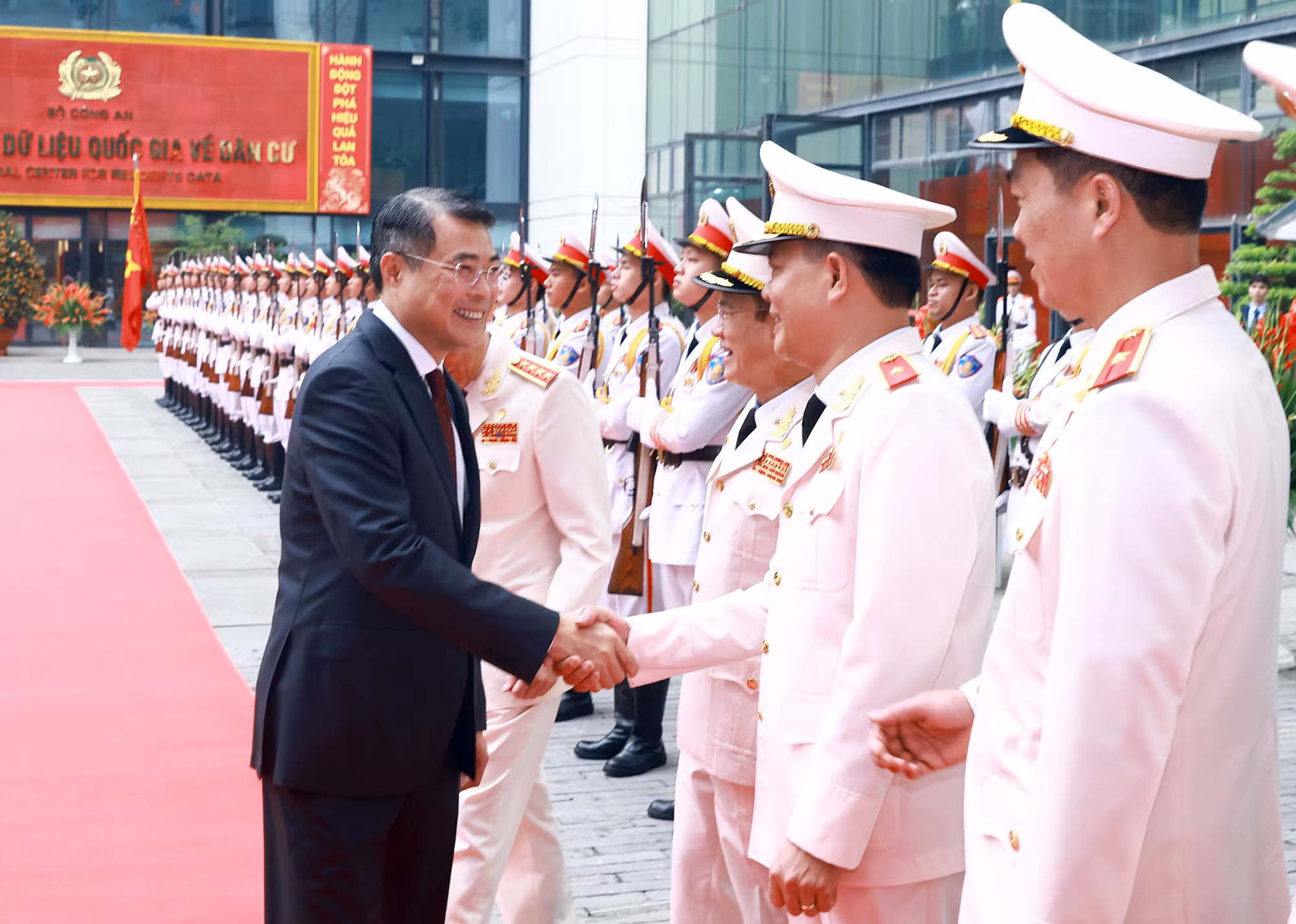 Thủ tướng Lê Minh Hưng dự Lễ kỷ niệm 80 năm Ngày truyền thống lực lượng Cảnh sát QLHC về TTXH -1