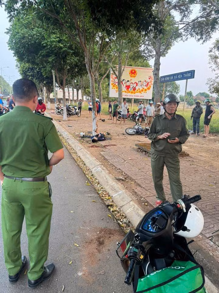 Xe máy kẹp 3 tông vào gốc cây, 3 người thương vong -0