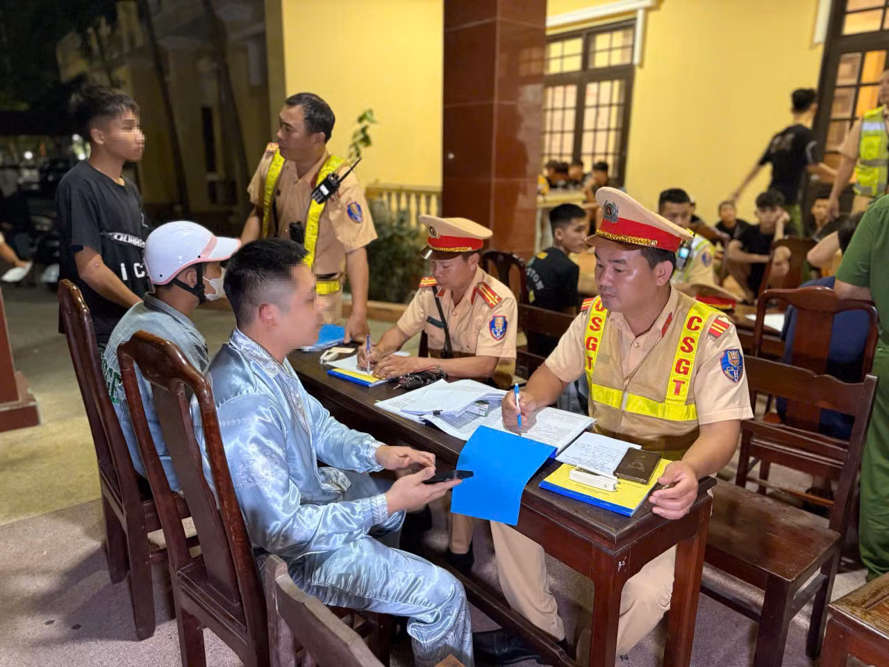 Phát hiện nhiều nhóm đua xe trái phép, 1 đối tượng dương tính với ma túy -0