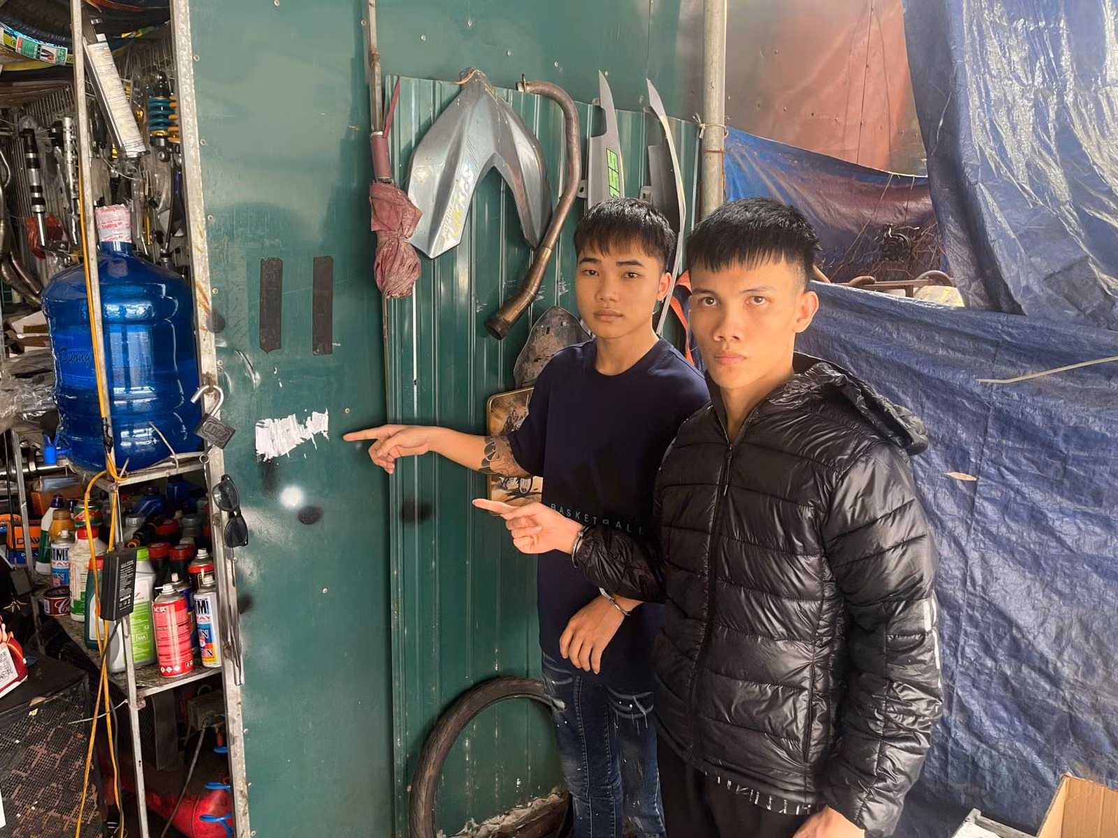  Bắt 2 đối tượng lừa 86 người bằng thủ đoạn dán đè mã QR -0