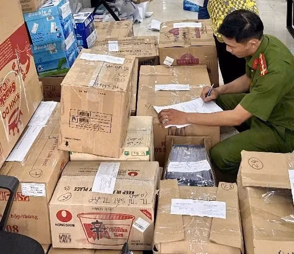 Triệt phá đường dây đổ 20 tấn chất thải trái phép quy mô lớn -0