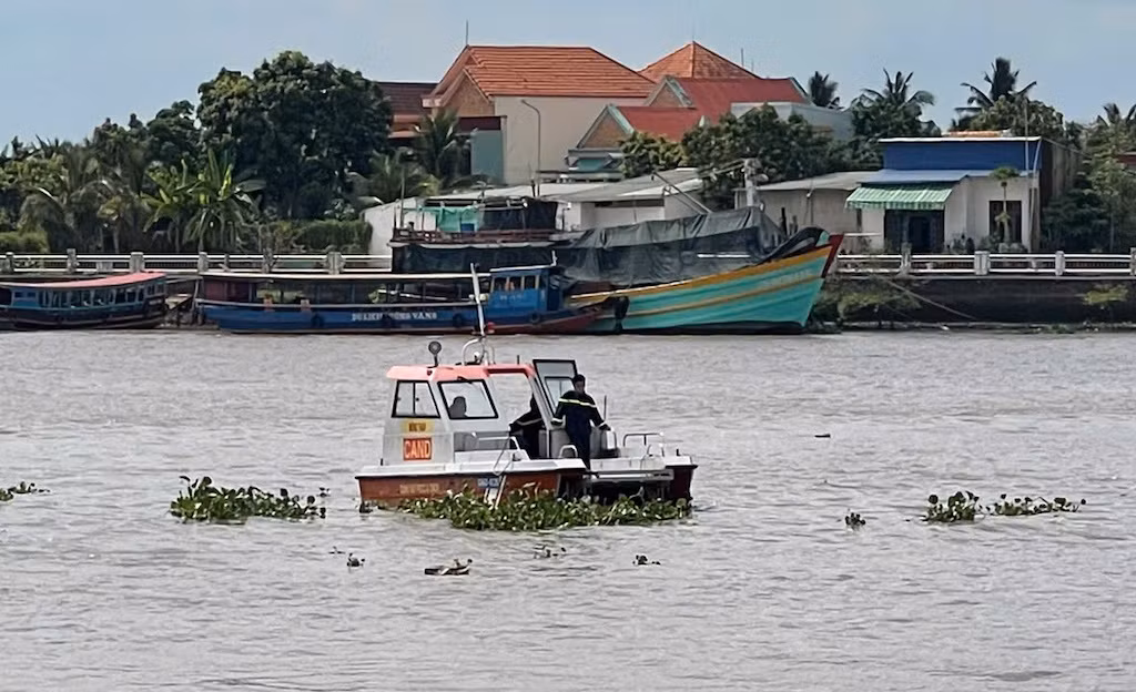 Đồng Tháp: Tích cực truy tìm tung tích 2 người rơi sông tại khu vực Cảng Du thuyền -0