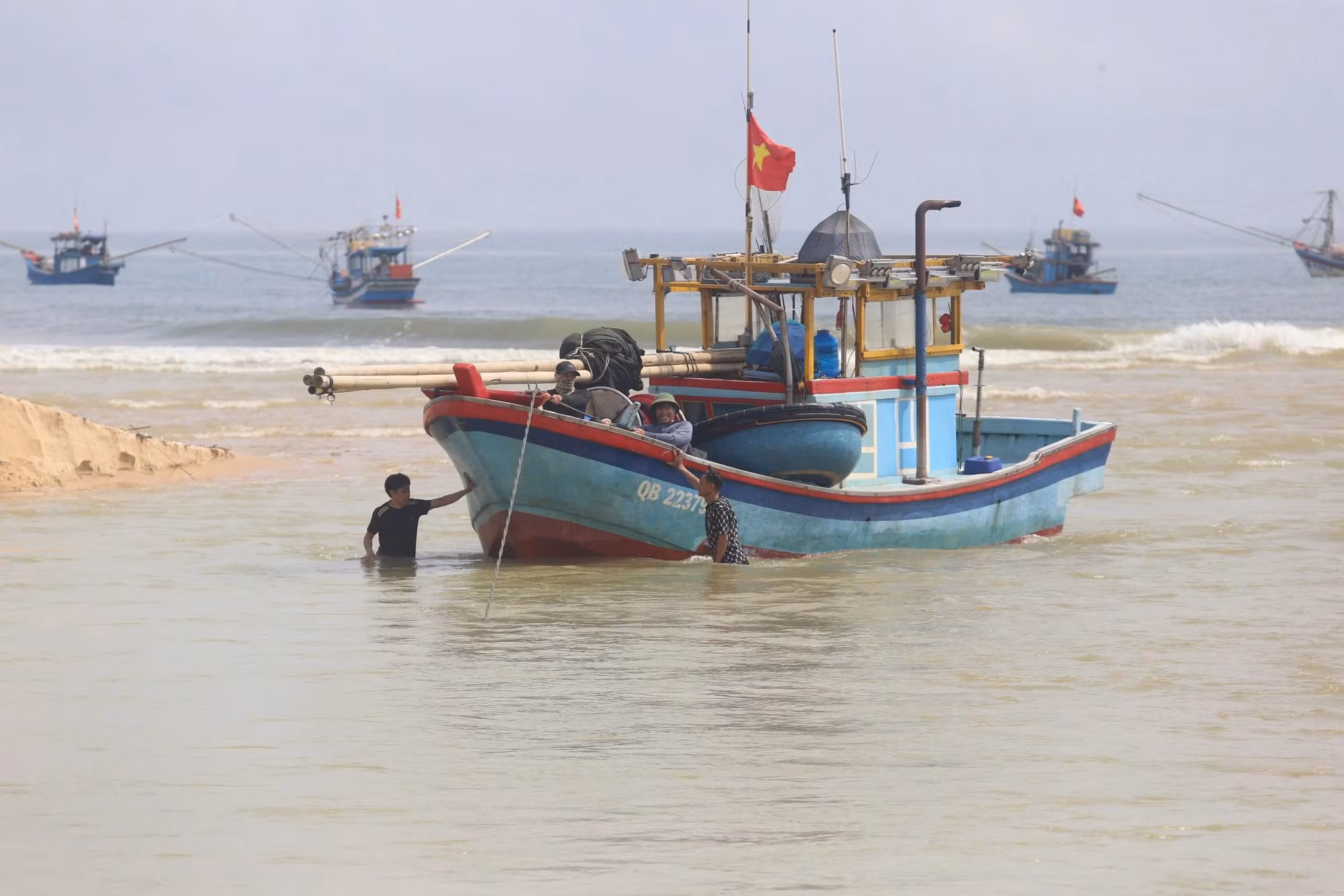  Ngư dân xót xa nhìn biển khi cửa biển bị bồi lấp chặn lối ra vào -0