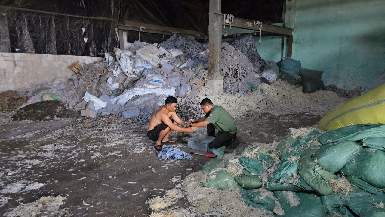 Triệt phá đường dây đổ 20 tấn chất thải trái phép quy mô lớn -0