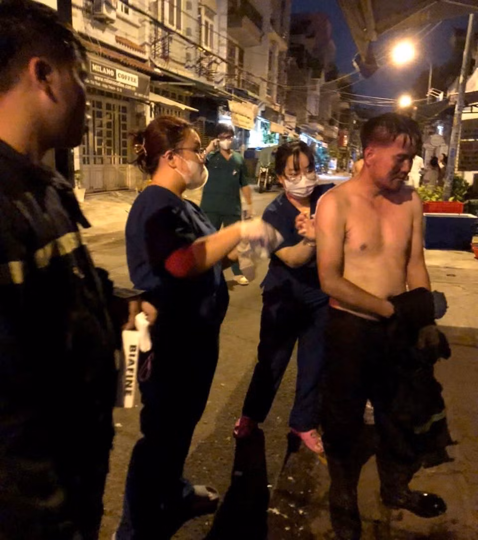 Đại úy Công an băng mình qua lửa dữ, cứu cháu bé 13 tháng tuổi thoát khỏi hỏa hoạn -0