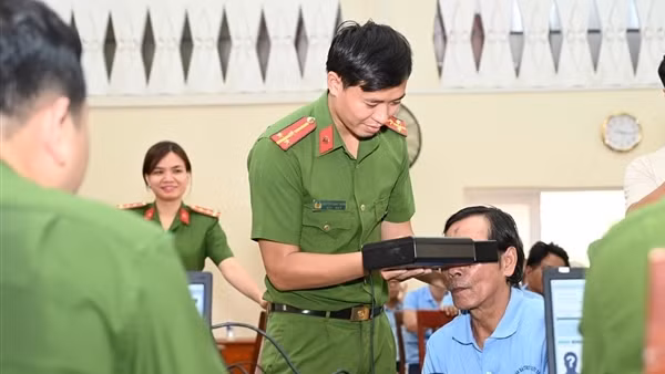 Công an TP Hồ Chí Minh: Mang niềm vui, trao "tấm giấy thông hành" cuộc đời cho người yếu thế