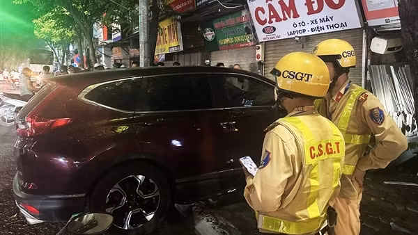 Lao xe vào cửa hàng cầm đồ, tài xế ô tô vi phạm nồng độ cồn