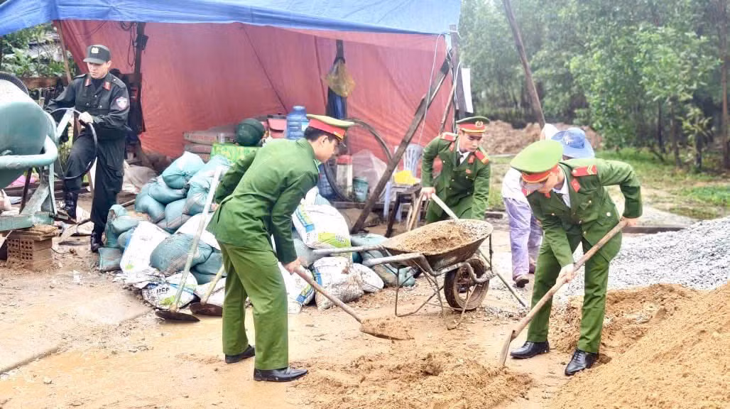 Tuổi trẻ Công an TP Huế giúp dân xuyên Tết Dương lịch -0