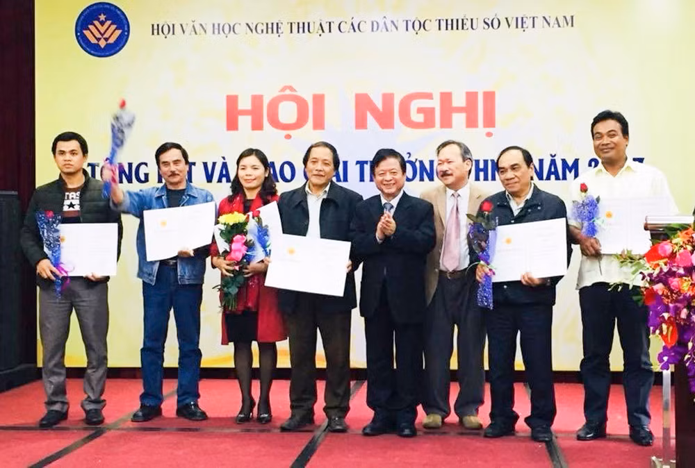 nhà báo th%3fch ð%3f ni (bìa ph%3fi) nh%3fn gi%3fi c c%3fa h%3fi vhnt các dân t%3fc thi%3fu s%3f nam 2017.jpg -0