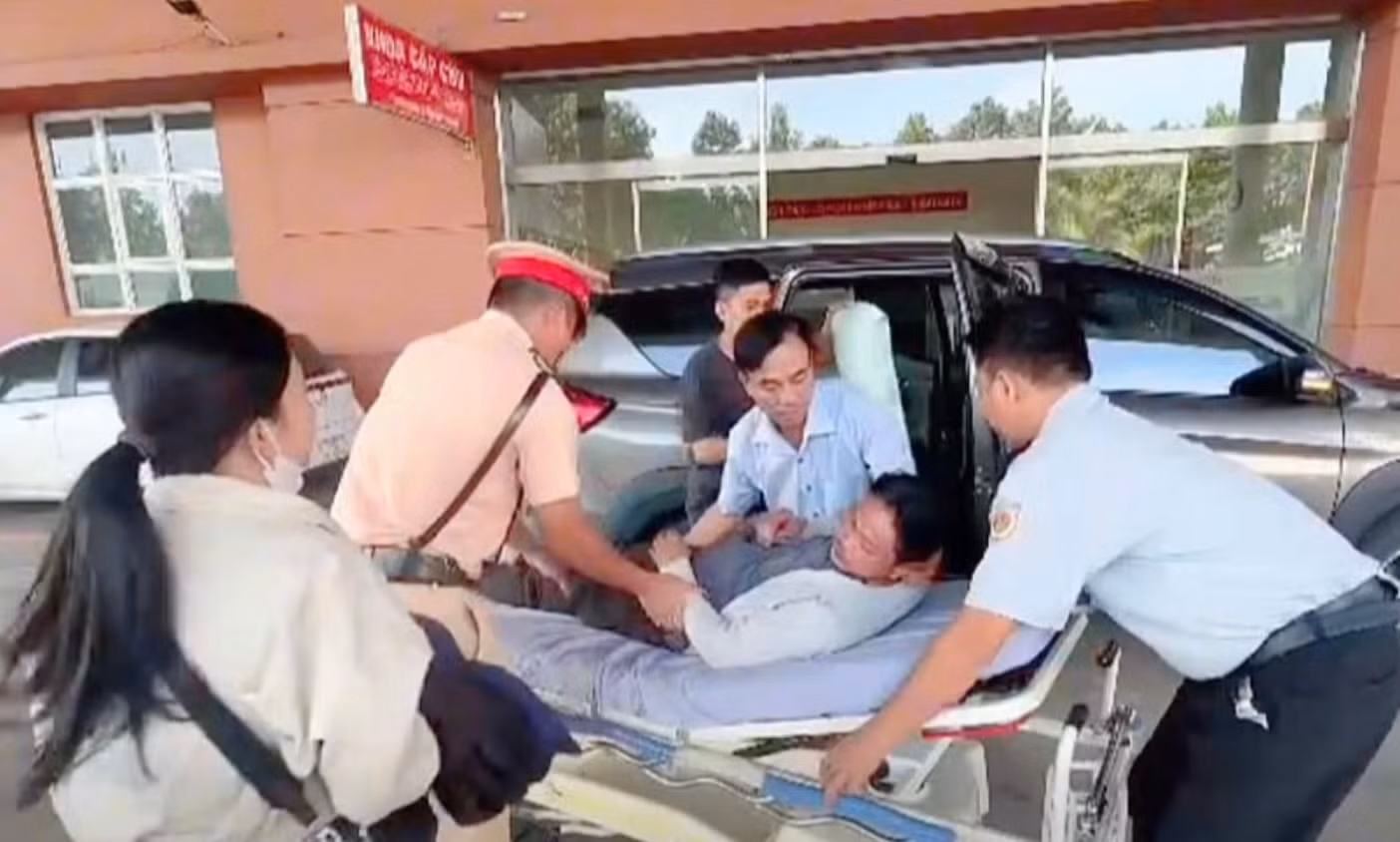 CSGT kịp thời dẫn đường đưa người bị đột quỵ đi cấp kịp thời -0