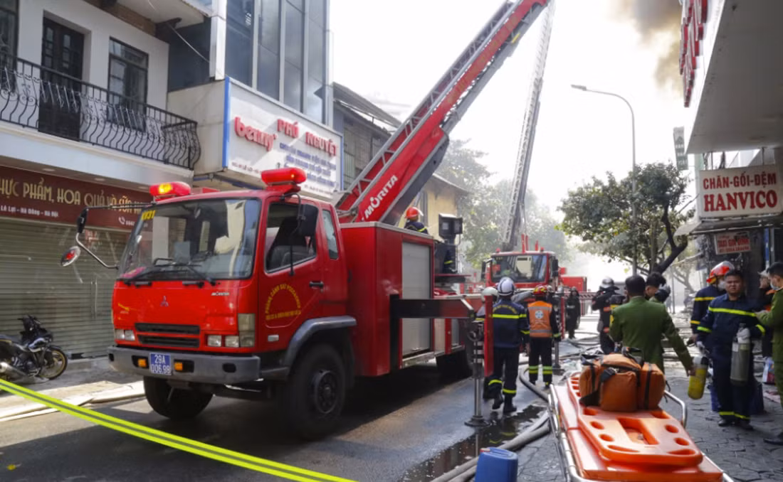 2 nạn nhân tử vong trong vụ cháy lớn tại nhà 7 tầng ở Hà Đông -0