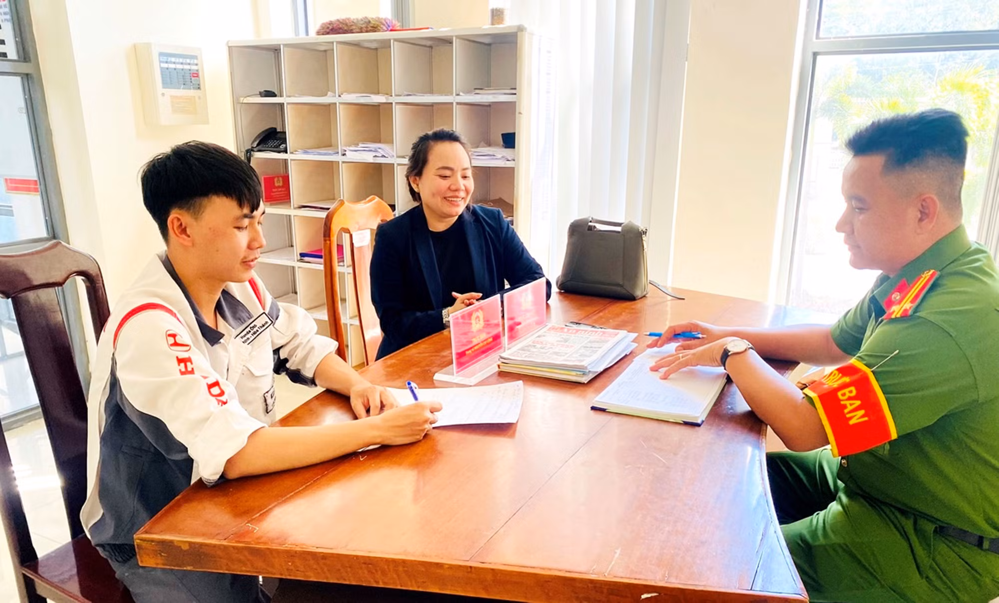 Công an cơ sở kịp thời hỗ trợ người dân khó khăn nhận lại tiền chuyển nhầm ảnh 2 lan2.jpg -0
