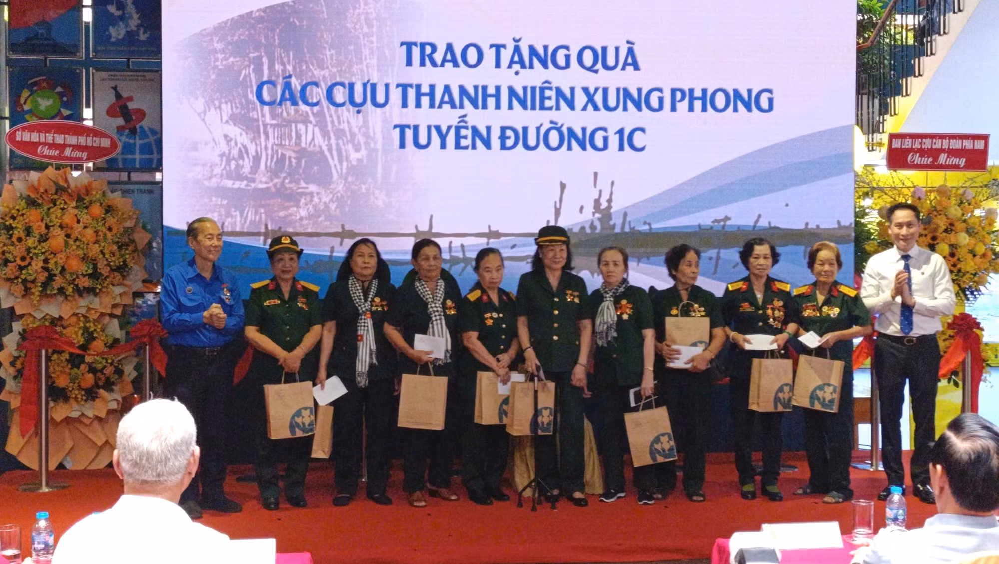 Hàng trăm hình ảnh, tư liệu, hiện vật tái hiện 'Thời thanh xuân trên tuyến đường 1C huyền thoại' -0