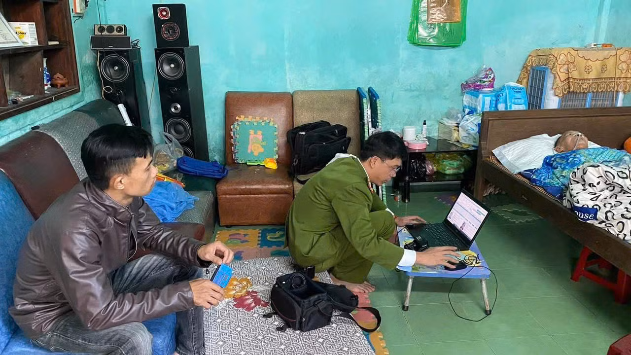 Tuổi trẻ Công an TP Huế giúp dân xuyên Tết Dương lịch -0