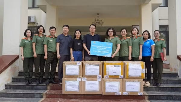 Phụ nữ CAND đồng hành cùng người dân Thái Nguyên khắc phục hậu quả thiên tai, lũ lụt