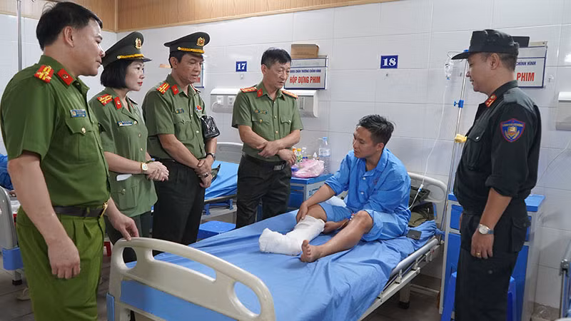 Thăm hỏi, động viên cán bộ bị thương khi giúp đỡ nhân dân trong lũ lụt -0