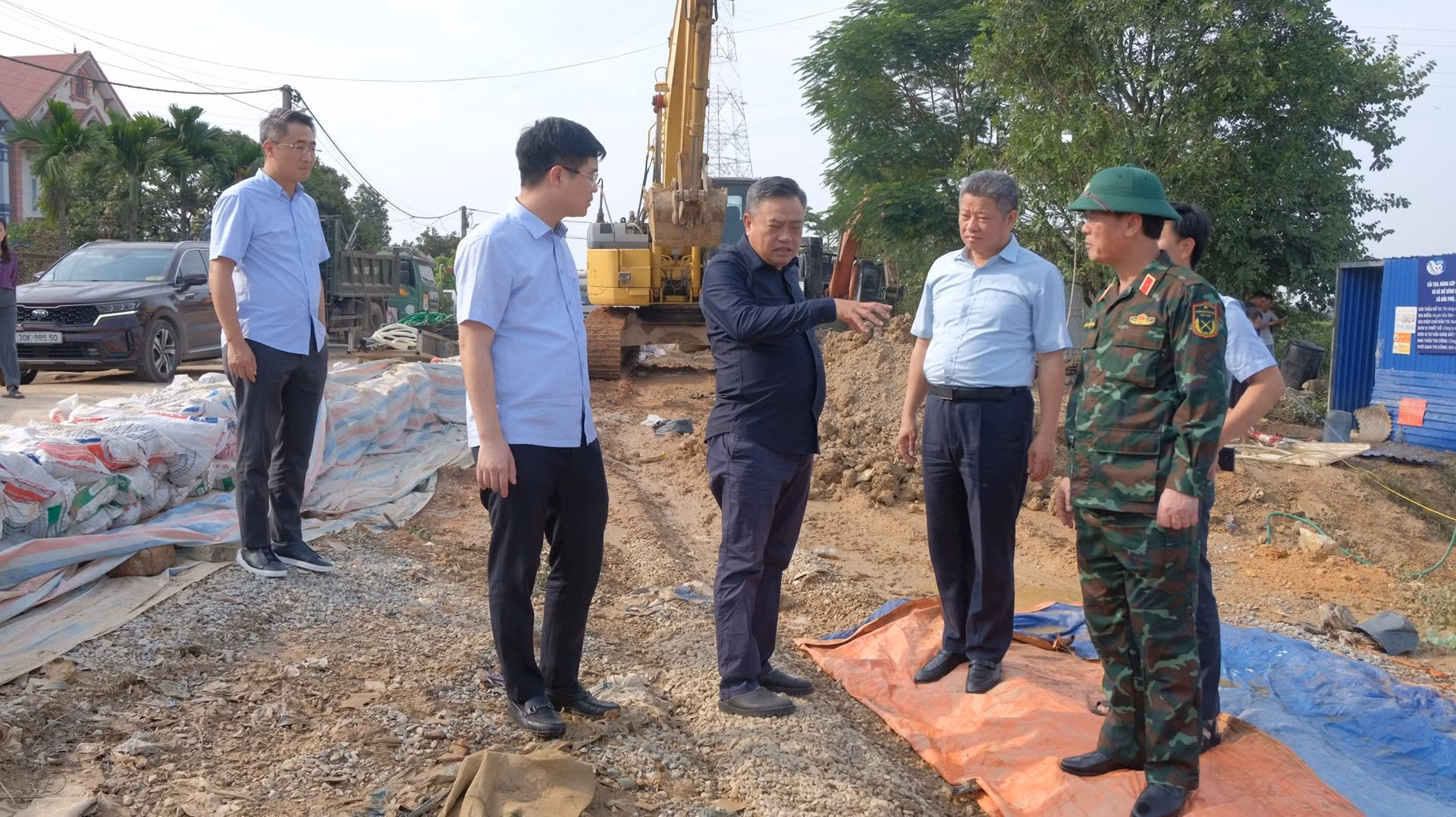 hủ tịch Hà Nội kiểm tra vùng ngập, cho phép chỉ định thầu công trình chống lũ lụt cấp bách -0