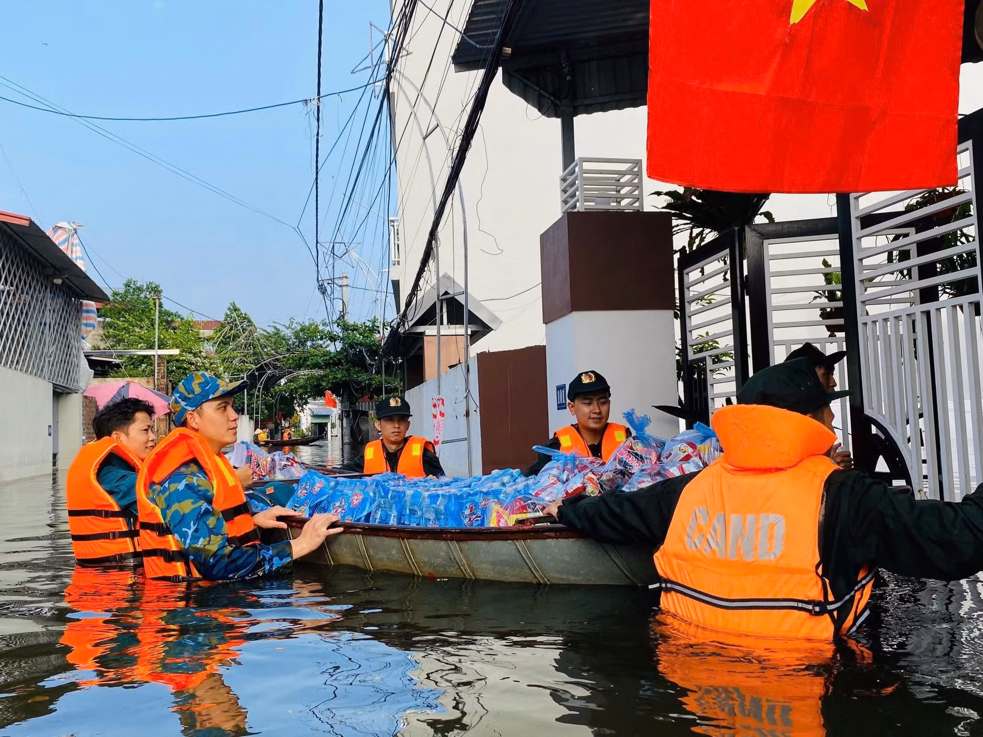 Toả sáng hình ảnh Cảnh sát cơ động giúp dân nơi tâm lũ -0