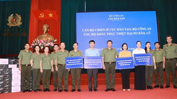Cục Đào tạo và các trường CAND ủng hộ, giúp đỡ đồng bào bị thiệt hại do lũ lụt