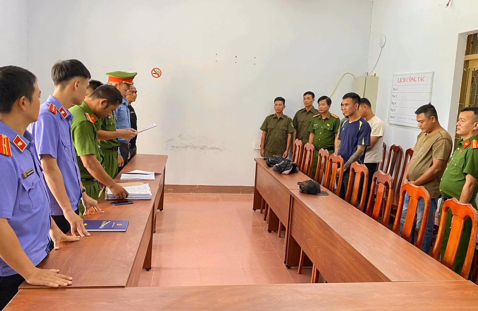 Tranh giành khách, 4 đối tượng chặn xe đánh tài xế trọng thương -0