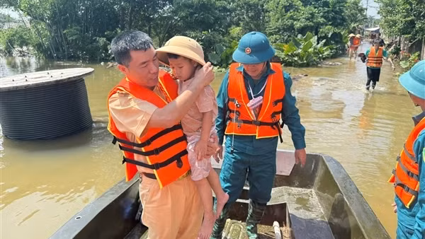 Chiến sĩ áo vàng giúp dân trong vùng tâm mưa ngập úng