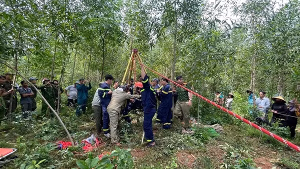 Giải cứu thành công cụ ông rơi xuống giếng sâu trong rẫy