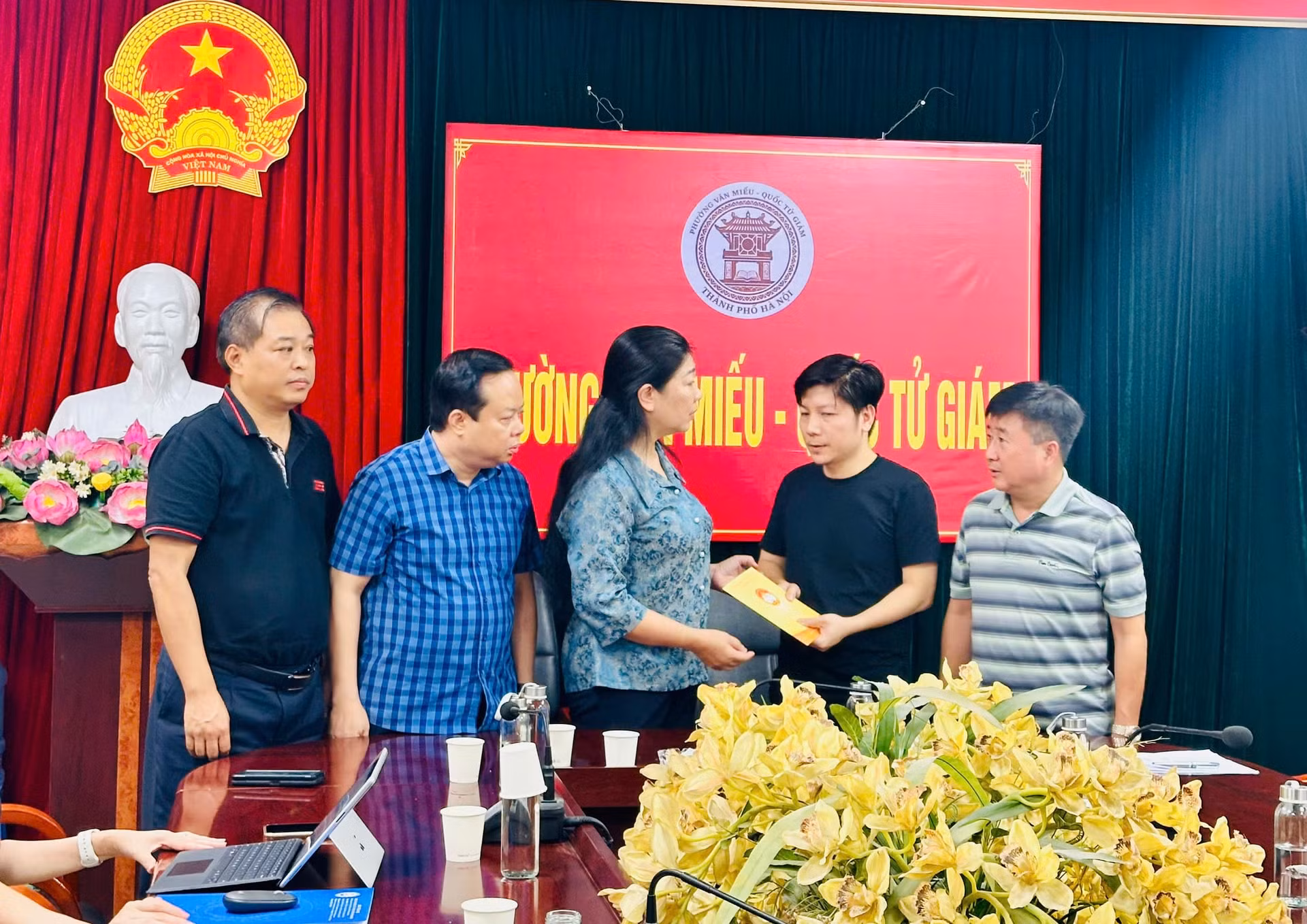 Người thân nghẹn ngào tại hiện trường vụ cháy thương tâm khiến 5 người tử vong -0