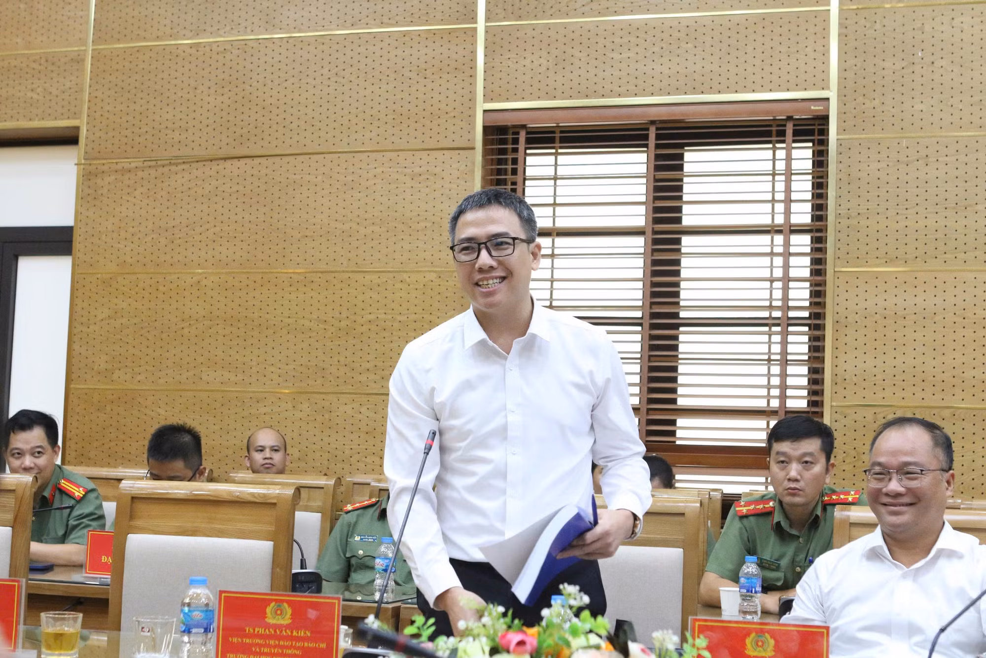 Hoàn thiện lý luận và nâng cao hiệu quả công tác truyền thông chính sách đảm bảo ANTT -0
