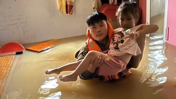 Thượng úy Công an kiên cường, dũng cảm giúp dân giữa cơn lũ dữ