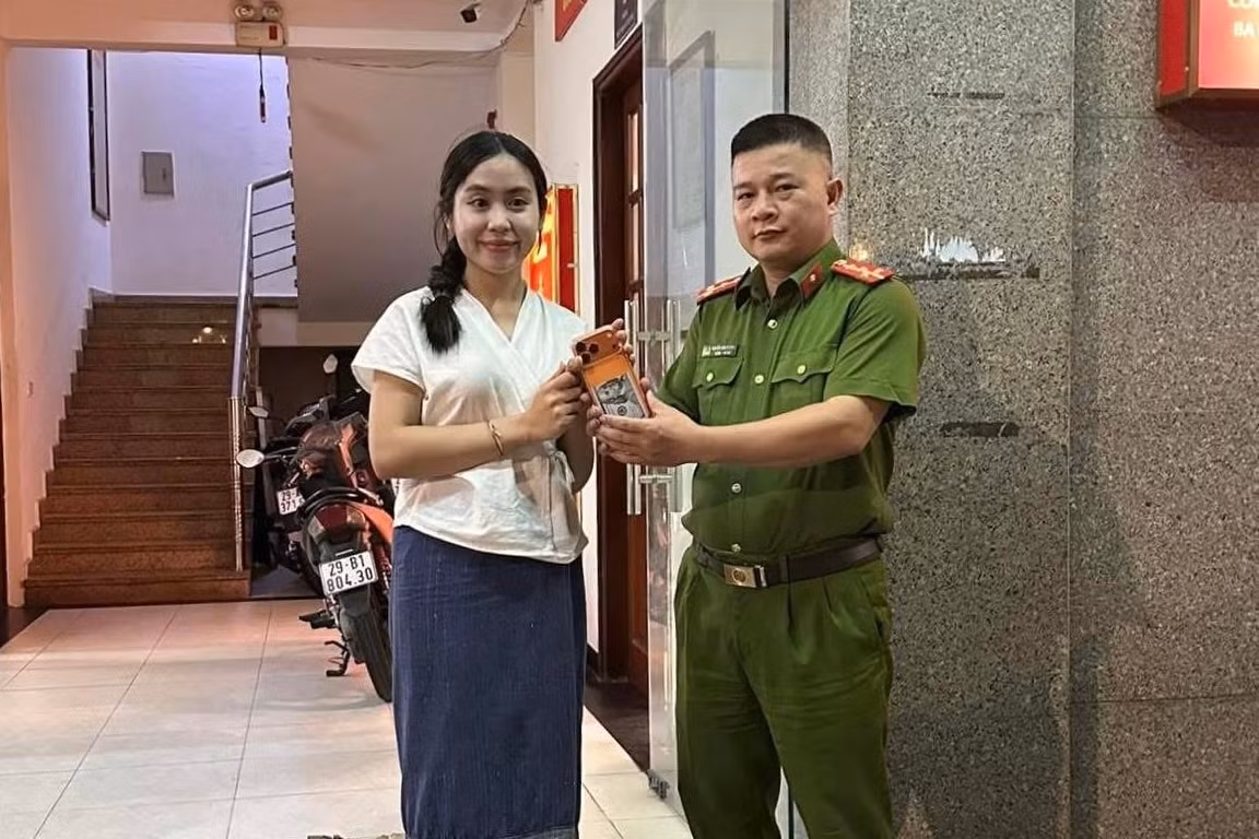 Công an phường Ba Đình nhanh chóng giúp nữ sinh người Lào tìm lại điện thoại bị mất -0