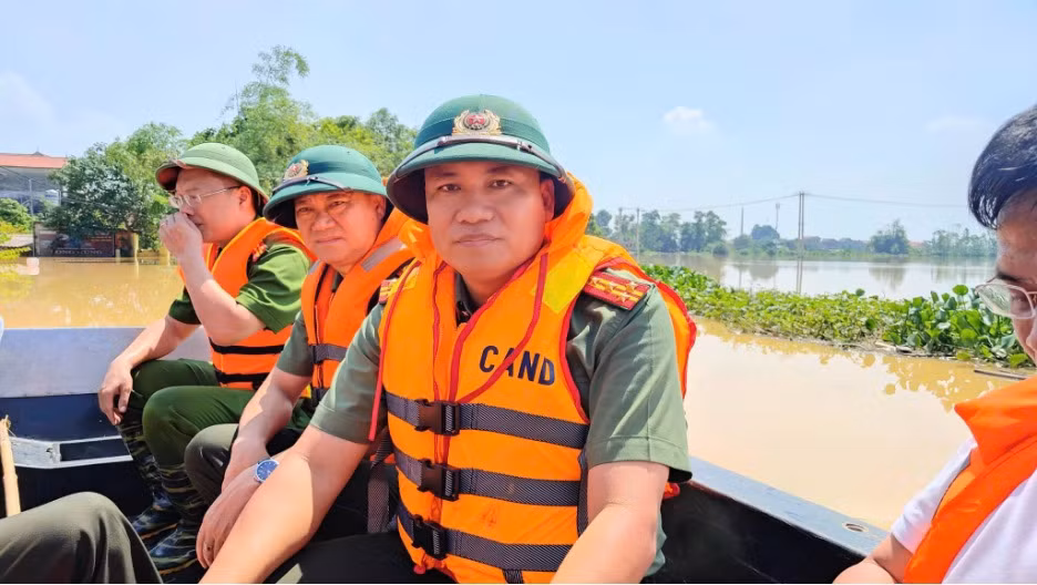 Trắng đêm căng mình cùng người dân vùng lũ -0