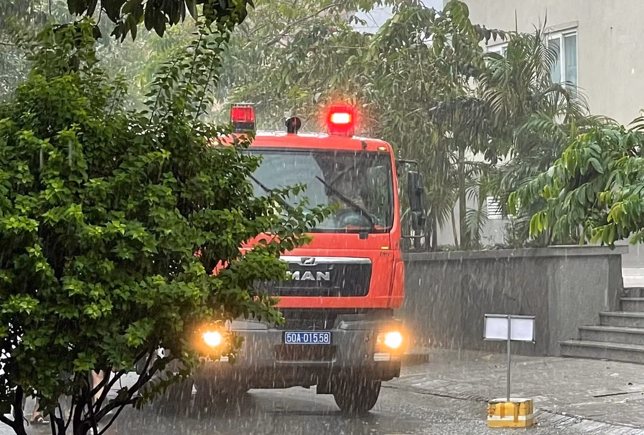 Dập tắt kịp thời đám cháy căn hộ trên tầng 15, chung cư Tam Phú -0