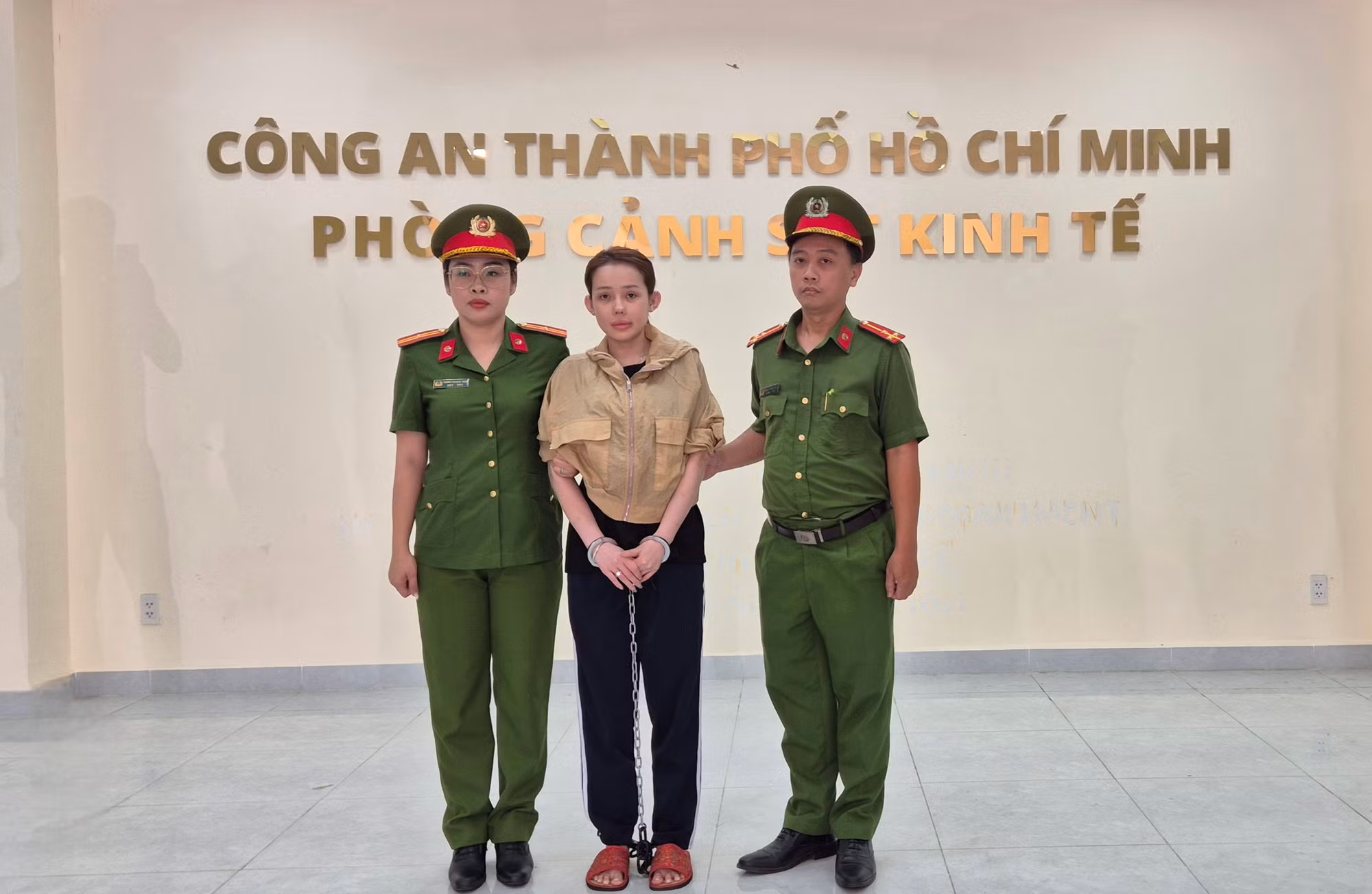 Khởi tố, bắt tạm giam Võ Thị Ngọc Ngân (Ngân 98) về hành vi sản xuất, buôn bán hàng giả -1