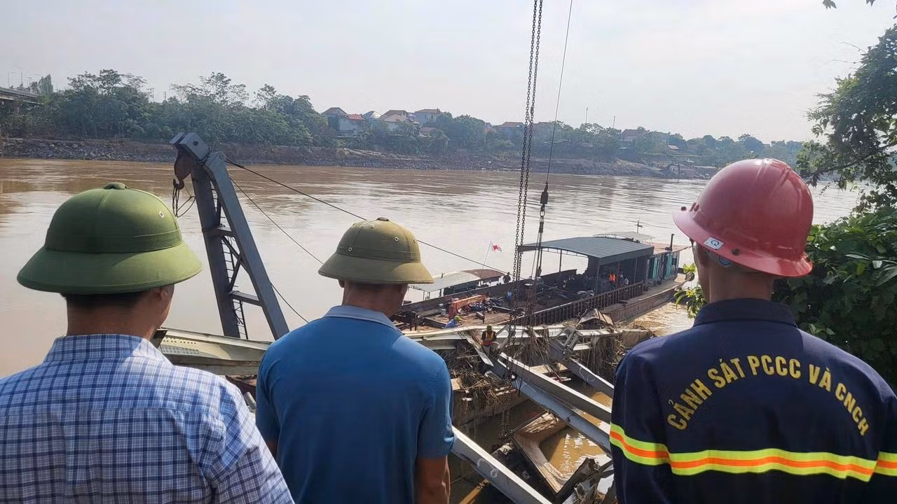 Đẩy nhanh tiến độ trục vớt nhịp cầu Phong Châu và phương tiện gặp nạn -0