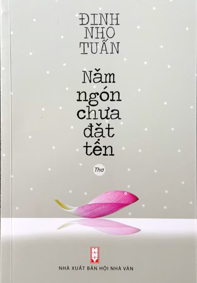 Nhà thơ Đinh Nho Tuấn Lòng cài thêm cúc che chắn rụng rơi -1