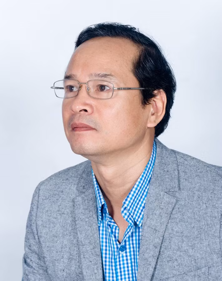 Nhà thơ Đinh Nho Tuấn Lòng cài thêm cúc che chắn rụng rơi -0