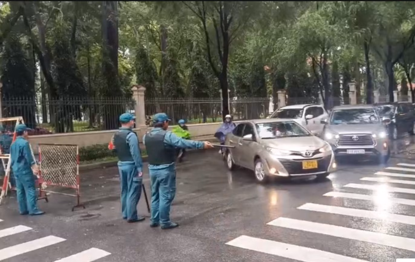 Cây me cổ thụ bật gốc đè nhiều xe máy trong cơn mưa dông -2