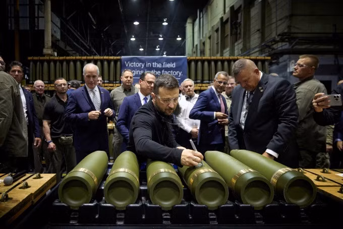 Mỹ viện trợ thêm 8 tỷ USD, hứa đào tạo 18 phi công F-16 cho Ukraine -0