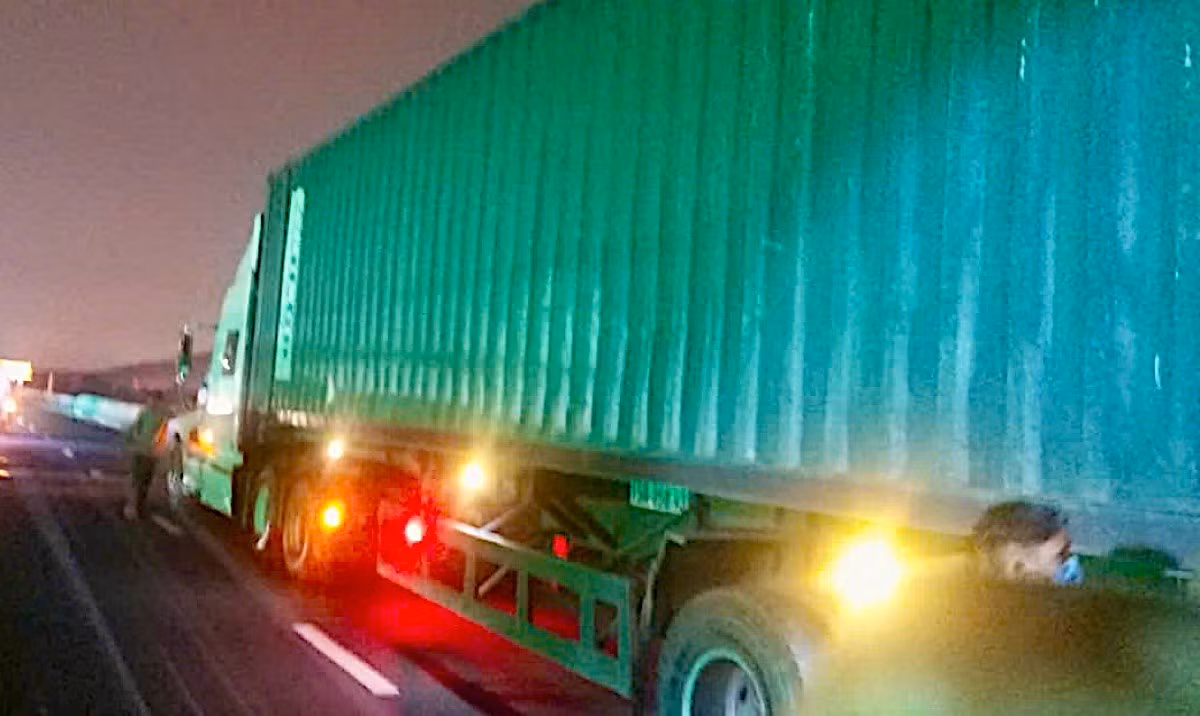 Xe khách tông đuôi xe đầu kéo trên cao tốc, tài xế tử vong -0